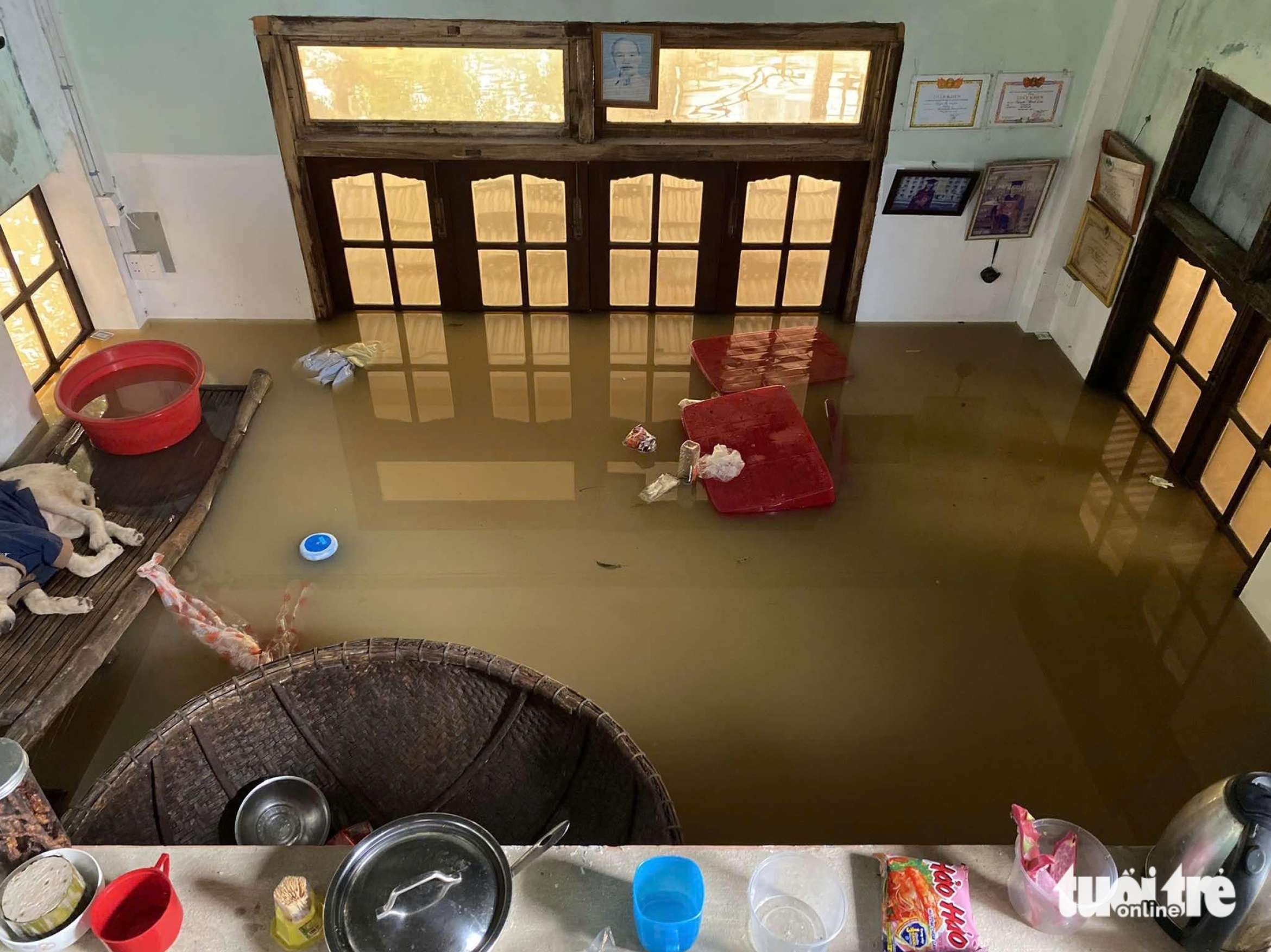 10月28日上午洪水:Thu Bồn河、Vu Gia河洪水缓慢下降,许多地区仍深陷淹没